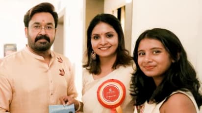 'ശിവരാത്രി ദിനത്തിൽ ലഭിച്ച അനുഗ്രഹം'; മോഹൻലാലിന് പുസ്തകം കൈമാറിയ സന്തോഷം പങ്കുവെച്ച് ഗായത്രി