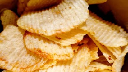 உருளைக்கிழங்கு சாப்பிடக் கூடாதா? இந்த சிப்ஸ் டிரை பண்ணி பாருங்க