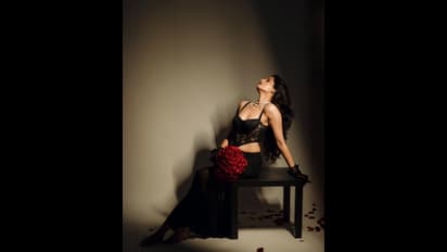 ಕೈಯಲ್ಲಿ ರೋಜಾ ಹಿಡಿದು ಬೋಲ್ಡ್ ಅವತಾರದಲ್ಲಿ ಕಾಣಿಸಿಕೊಂಡ ಕೋಟಿ ಬೆಡಗಿ‌ ಮೋಕ್ಷಾ ಕುಶಲ್ 