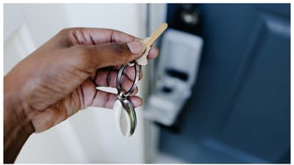 കള്ളത്താക്കോൽ ഉപയോഗിച്ച് യുവതിയുടെ വീട്ടിൽ കയറിയത് പത്തോളം തവണ, അടിവസ്ത്രം മോഷ്ടിച്ച 34 -കാരൻ അറസ്റ്റിൽ