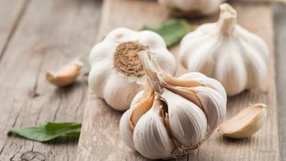 എത്ര കഴുകിയിട്ടും വെളുത്തുള്ളിയുടെ ഗന്ധം മാറുന്നില്ലേ? എങ്കിൽ ഇങ്ങനെ ചെയ്യൂ