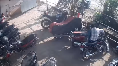 റെയിൽവെ സ്റ്റേഷനടുത്തുള്ള പാർക്കിങ് കേന്ദ്രം, കാത്തിരുന്ന് ആരുടെയും കണ്ണിൽപ്പെടാതെ ബൈക്കുമെടുത്ത് മുങ്ങും