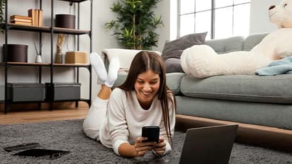 Screen Time Health Risks: 1घंटे से ज्यादा देखते हैं मोबाइल, इस भयानक बीमारी के हो सकते हैं शिकार