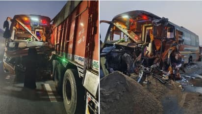 എക്സ്പ്രസ് വേയിൽ നിർത്തിയിട്ടിരുന്ന ട്രക്കിന് പിന്നിലേക്ക് ബസ് ഇടിച്ചുകയറി; നാല് മരണം, 19 പേർക്ക് പരിക്ക്