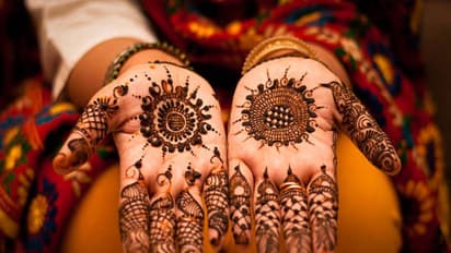 பெண்கள் மெஹந்தியை விரும்பி வைத்துக் கொள்வதற்கு இது தான் காரணமா?