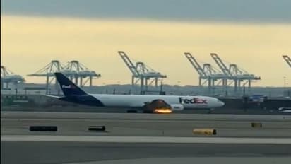 US FedEx plane makes emergency landing after bird strike ignites engine fire at Newark Airport (WATCH)