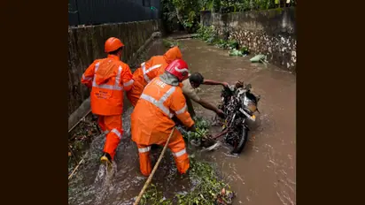 തിരുവനന്തപുരത്ത് കനത്ത മഴ, വെള്ളക്കെട്ട്; ഒഴുക്കുള്ള തോട്ടിൽ വീണ് ഓൺലൈൻ ഭക്ഷണ വിതരണക്കാരന് പരിക്ക്