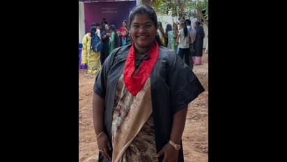 Indraja Shankar: கணவர் குழந்தையோடு சென்று பட்டம் வாங்கிய ரோபோ ஷங்கர் மகள் இந்திரஜா!