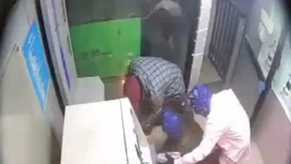 എടിഎമ്മിൽ നിന്ന് 30 ലക്ഷം കൈക്കലാക്കിയത് വെറും നാല് മിനിറ്റ് കൊണ്ട്; കാറിൽ വന്നു, മുറിയുടെ ഷട്ടറിട്ട് മടങ്ങി