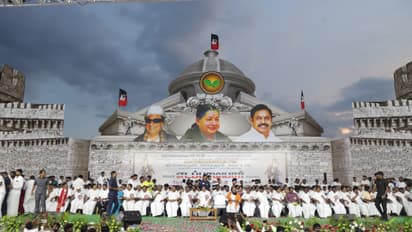 எங்களை விட்டு போகாதீங்கனு எவ்வளவோ கெஞ்சினோம்.! ஓபிஎஸ் தொகுதியில் புகுந்து கெத்து காட்டிய இபிஎஸ்