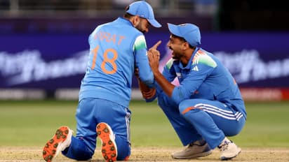 വില്യംസണിന്റെ വിക്കറ്റെടുത്ത് ഇന്ത്യൻ വിജയം ഉറപ്പിച്ച അക്സറിന്റെ കാലില് തൊട്ട് വിരാട് കോലി