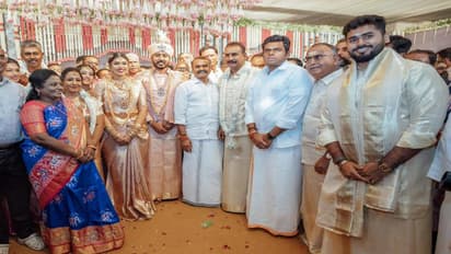 தங்க மாலையில் ஜொலித்த எஸ்பி வேலுமணி மகன், மருமகள்; வாழ்த்திய அண்ணாமலை!!