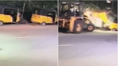 നട്ടപ്പാതിരയ്ക്ക് ജെസിബിയുമായി റോഡിലിറങ്ങി 17കാരൻ, വാഹനങ്ങൾ ഇടിച്ച് തകർത്തു; ഓടിയെത്തിയ നാട്ടുകാർ പിടികൂടി