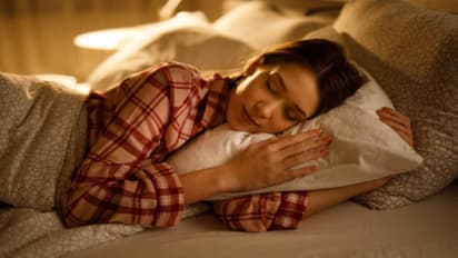 தலையணை இல்லாமல் தூங்குவது நல்லதா? கெட்டதா?