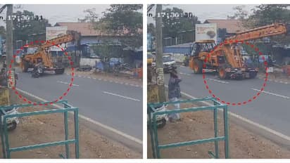 ഓടിക്കൊണ്ടിരുന്ന ക്രെയിനിനെ മറികടക്കാൻ ശ്രമം: പെരുമ്പാവൂരിൽ സ്കൂട്ടർ യാത്രികരായ ദമ്പതികൾക്ക് ഗുരുതര പരിക്ക്