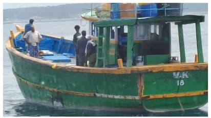 രേഖകളില്ലാതെ കടലിൽ കറങ്ങി മത്സ്യബന്ധനം, തമിഴ്നാട് സ്വദേശിയുടെ ട്രോളർ ബോട്ട് പിടിച്ചെടുത്തു