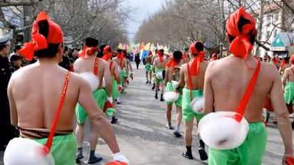 കടുത്ത മഞ്ഞിൽ അർദ്ധനഗ്നരായി ശരീരത്തിൽ ഐസ് കട്ട വെച്ച് പാട്ടും നൃത്തവും; അപൂർവം ഈ ആചാരങ്ങൾ