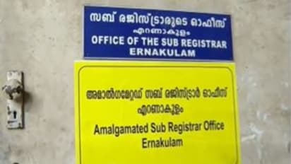 ആധാരം രജിസ്ട്രേഷന് സബ് രജിസ്ട്രാർ ഓഫീസിലെ വനിത ക്ലർക്ക് വാങ്ങിയത് 1,750 രൂപ കൈക്കൂലി, തൊണ്ടി സഹിതം പിടയിൽ