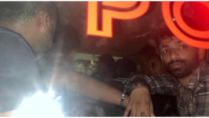 അമ്പലപടിയിൽ കാറിൽ നടത്തിയ പൊലീസ് പരിശോധന, 2 പേർ പിടിയിലായത് പാക്കറ്റുകളിൽ വിൽപ്പനക്കെത്തിച്ച എംഡിഎംഎയുമായി