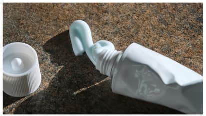 ഇനി ടൂത് പേസ്റ്റ് ഉപയോഗിച്ചും അടുക്കള വൃത്തിയാക്കാം; ഇങ്ങനെ ചെയ്താൽ മതി