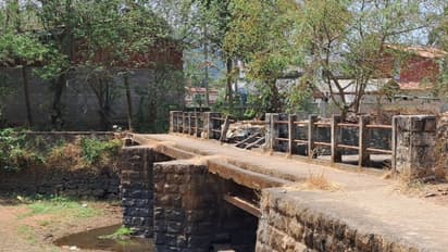 വടക്കാഞ്ചേരി കുമ്മായ ചിറയുടെ കൈവരികൾ തകന്നു, നടപ്പാതയിൽ കുഴിയും; സഞ്ചാരയോഗ്യമാക്കണമെന്ന് നാട്ടുകാർ