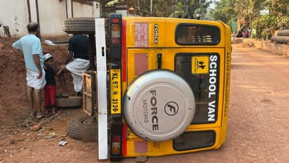 സ്കൂള്‍ വാനിന്റെ ആക്സില്‍ ഒടിഞ്ഞതെന്ന് ഡ്രൈവർ; കോഴിക്കോട് അപകടത്തിൽ വിദ്യാര്‍ത്ഥികള്‍ക്കും ഡ്രൈവർക്കും പരിക്ക്