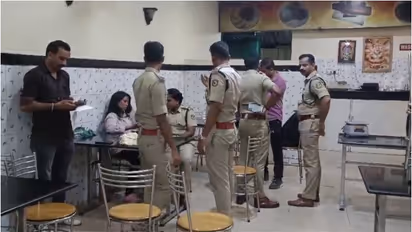 ഹോട്ടലിൽ ചായ കുടിച്ച് ഇരിക്കുകയായിരുന്നു, യുവതിയെക്കുറിച്ച് രഹസ്യ വിവരം കിട്ടി, 4 കിലോ കഞ്ചാവുമായി പിടിയിൽ