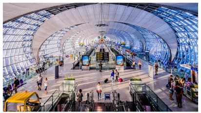 എയർപോർട്ടിൽ എമിഗ്രേഷനും പൂർത്തിയാക്കി ഭാര്യക്കൊപ്പം കാത്തിരിക്കുമ്പോൾ അസ്വസ്ഥത, പിന്നാലെ കുഴഞ്ഞുവീണ് മരിച്ചു