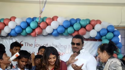 கணவருடன் சேர்ந்து ஆதரவற்ற குழந்தைகளுடன் 40-ஆவது பிறந்தநாளை கொண்டாடிய வரலட்சுமி சரத்குமார்!  