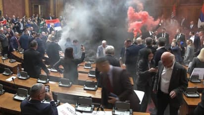 'പുക ബോംബ്, മുട്ട, വെള്ളക്കുപ്പി', വലിച്ചെറിഞ്ഞ് എംപിമാർ, സെർബിയൻ പാർലമെന്റിലെ അക്രമത്തിൽ എംപിമാർക്ക് പരിക്ക്