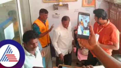 ತುಮಕೂರು: ಲಂಚ ಕೇಳಿದ ಭ್ರಷ್ಟ ಅಧಿಕಾರಿಯ ಟೇಬಲ್‌ ಮೇಲೆ  ಚಿಲ್ಲರೆ ಸುರಿದು ಪ್ರತಿಭಟಿಸಿದ ರೈತರು!