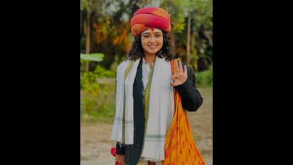 ಬುಡುಬುಡುಕೆ ವೇಷ ಧರಿಸಿದ ಚಾರು; ಹೆಣ್ಣುಮಕ್ಕಳು ಈ ವೇಷ ಹಾಕ್ಬೋದಾ ಅಂತ ಕೇಳೋರೆ ಜಾಸ್ತಿ! 