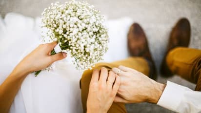 ರಾಯಲ್ ಆಗಿ ಮದ್ವೆ ಮಾಡ್ಕೊಳ್ಳೋಕೆ  ಊಟದ ದುಡ್ಡು ಕೇಳಿದ ಮದ್ವೆ ಜೋಡಿ