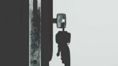 ഡ്യൂപ്ലിക്കേറ്റ് താക്കോലുണ്ടാക്കി, പലതവണ യുവതിയില്ലാത്തപ്പോൾ വീട്ടിൽ കയറി, ടിവിയിൽ മുഴുകി, പിടിക്കപ്പെട്ടു