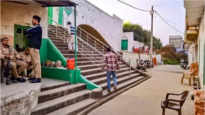 'ഹോളി വർഷത്തിൽ ഒരിക്കൽ മാത്രം, വെള്ളിയാഴ്ച നമസ്കാരം വർഷത്തിൽ 52 തവണ'; പൊലീസുകാരന്റെ പ്രസ്താവന വിവാദത്തിൽ 