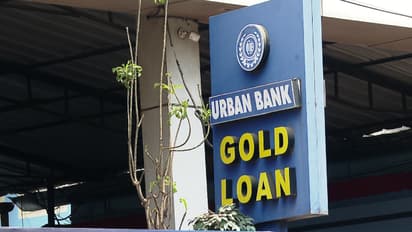 മുക്കുപണ്ടം പണയം വെച്ച് തട്ടിയത് ലക്ഷങ്ങൾ; സീനിയർ അക്കൗണ്ടന്റും സിപിഎമ്മുകാരായ ബന്ധുക്കളും പിടിയിൽ