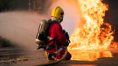 കുവൈത്തിൽ ഗതാഗതക്കുരുക്കിനിടെ റോഡിൻ്റെ മധ്യത്തിൽ വാഹനത്തിന് തീപിടിച്ചു, വൻ അപകടം ഒഴിവായത് തലനാരിഴക്ക്
