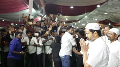 Thalapathy Vijay: தலையில் குல்லாவுடன் இஃப்தார் நோம்பில் பங்கேற்ற தளபதி விஜய்! 