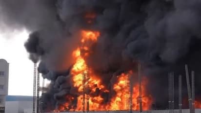 ഉമ്മുൽഖുവൈനിലെ വ്യാവസായിക മേഖലയിൽ തീപിടുത്തം, ഫാക്ടറിയിലുണ്ടായിരുന്നവരെ സുരക്ഷിതമായി ഒഴിപ്പിച്ചു