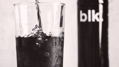 Black Water: విరాట్ కోహ్లీ తాగే బ్లాక్ వాటర్ ఎంత ఖరీదైందో తెలుసా? మెడిసిన్‌లోనూ ఈ నీరు వాడతారు