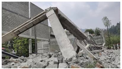 തൊഴിലാളികൾ ഭക്ഷണം കഴിക്കാൻ പോയ സമയം അപകടം, നേര്യമംഗലത്ത് നിർമാണത്തിലിരിക്കുന്ന 17 കോടിയുടെ കെട്ടിടം തകർന്നു