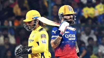 'ധോണിയുള്ളപ്പോൾ ഐപിഎല് കിരീടത്തിൽ തൊടാമെന്ന് കോഹ്ലി കരുതേണ്ട'; ആർസിബിയെ ട്രോളി പാക് മുൻ താരങ്ങൾ