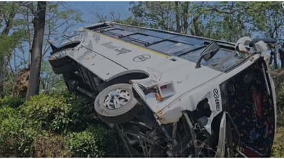 കണ്ണൂരിൽ നിന്നുള്ള ടൂറിസ്റ്റ് ബസ് ​ഗൂഡല്ലൂരിൽ റോഡരികിലെ കുഴിയിലേക്ക് മറിഞ്ഞു; 17 പേർക്ക് പരിക്ക്