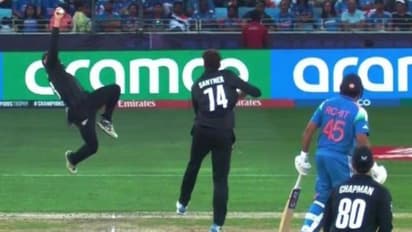 വീണ്ടും പറക്കും ക്യാച്ചുമായി ഗ്ലെന് ഫിലിപ്സ്! ഇത്തവണ വീണത് ഗില്; വിസ്മയ ക്യാച്ചിന്റെ വീഡിയോ