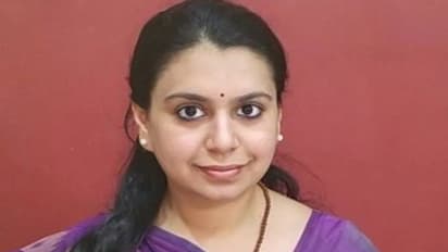 'ചിലപ്പോൾ കരഞ്ഞുപോകും, അപ്പോൾ അവൾ അമ്മയാണ് ഹീറോയെന്ന് പറയും'; മാതൃത്വം വെല്ലുവിളി നിറഞ്ഞതെന്ന് ഐഎഎസ് ഓഫീസർ