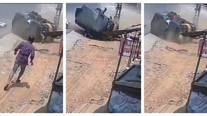 നിയന്ത്രണം വിട്ട ഓട്ടോ വൈദ്യുതിപോസ്റ്റിലിടിച്ച് മറിഞ്ഞു, 2 കുട്ടികളുൾപ്പെടെ 5 പേർക്ക് പരിക്ക്, സിസിടിവി ദൃശ്യം