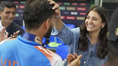 মাঠেই অনুষ্কাকে আলিঙ্গন বিরাটের, চ্যাম্পিয়নস ট্রফি জয়ের আবেগ ছুঁয়ে গেল ক্রিকেটারদের পরিবারকেও