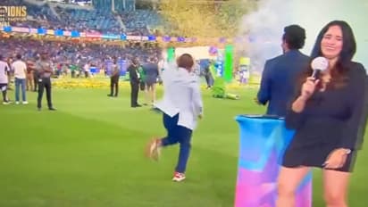 ചാമ്പ്യൻസ് ട്രോഫി: പിഞ്ചുകുഞ്ഞിനെപ്പോലെ ഗ്രൗണ്ടില് തുള്ളിച്ചാടി 75-കാരന് സുനില് ഗവാസ്കര്, വീഡിയോ