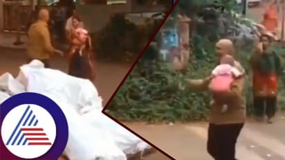 ಫೋನ್‌ನಲ್ಲಿ ಮಾತನಾಡ್ತಾ ಮಗುವನ್ನು ಆಟೋದಲ್ಲೇ ಬಿಟ್ಟು ಹೋದ ತಾಯಿ!