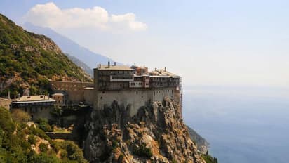 பல கோடிகளை கொட்டினாலும் பெண்கள் இந்த '4' இடங்களுக்கு செல்ல முடியாது! ஏன்? 